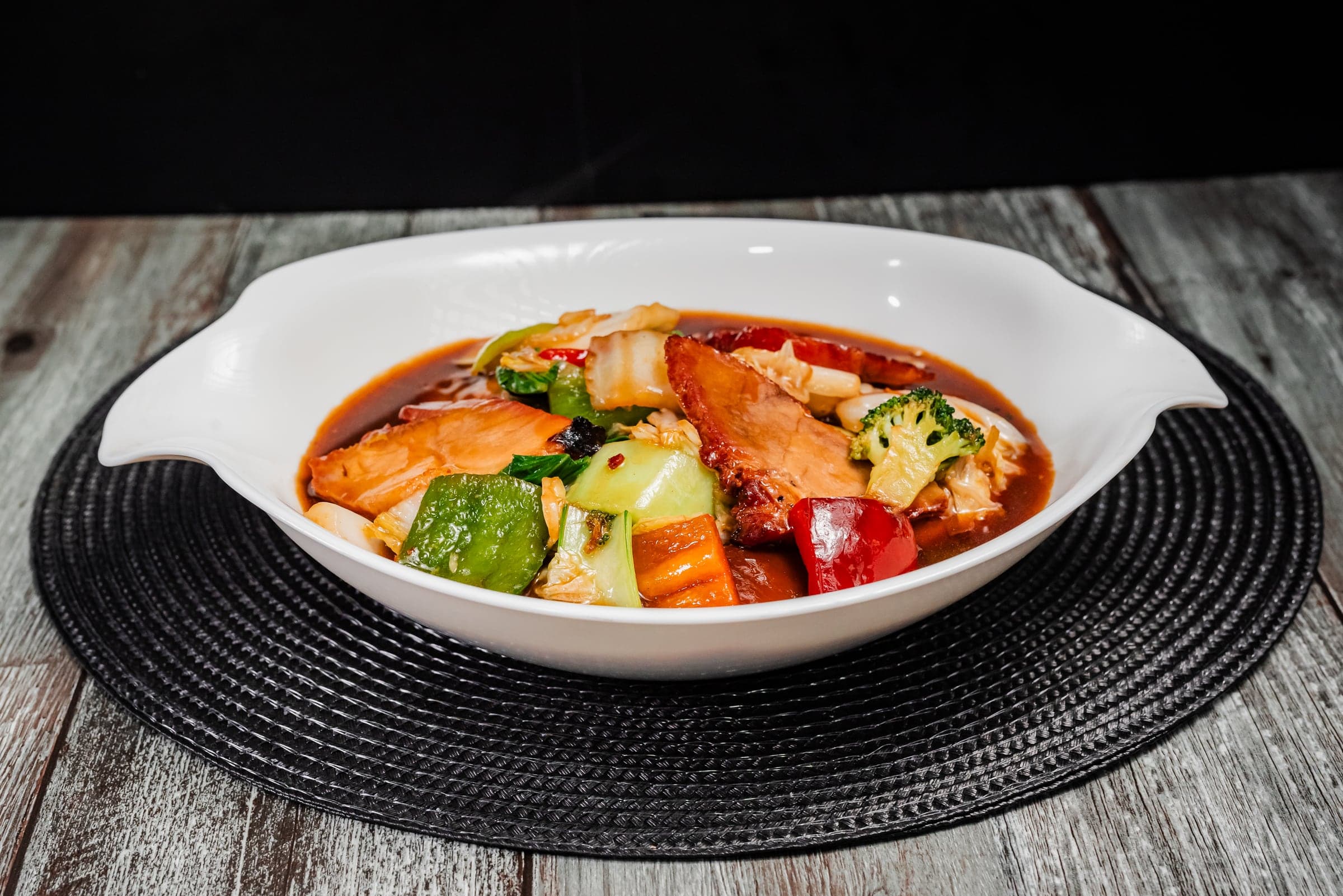Cerdo asado en láminas con verduras chinas al wok