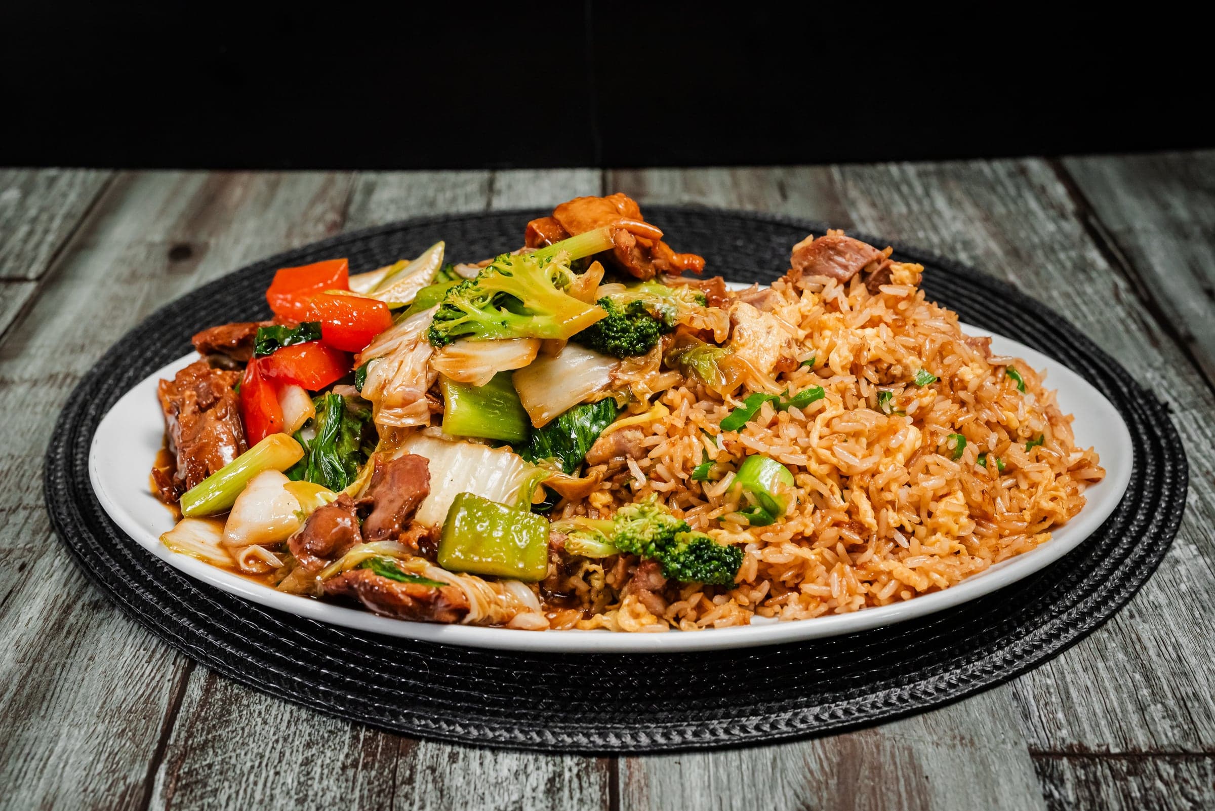 Chaufa salvaje especial con carnes y verduras salteadas