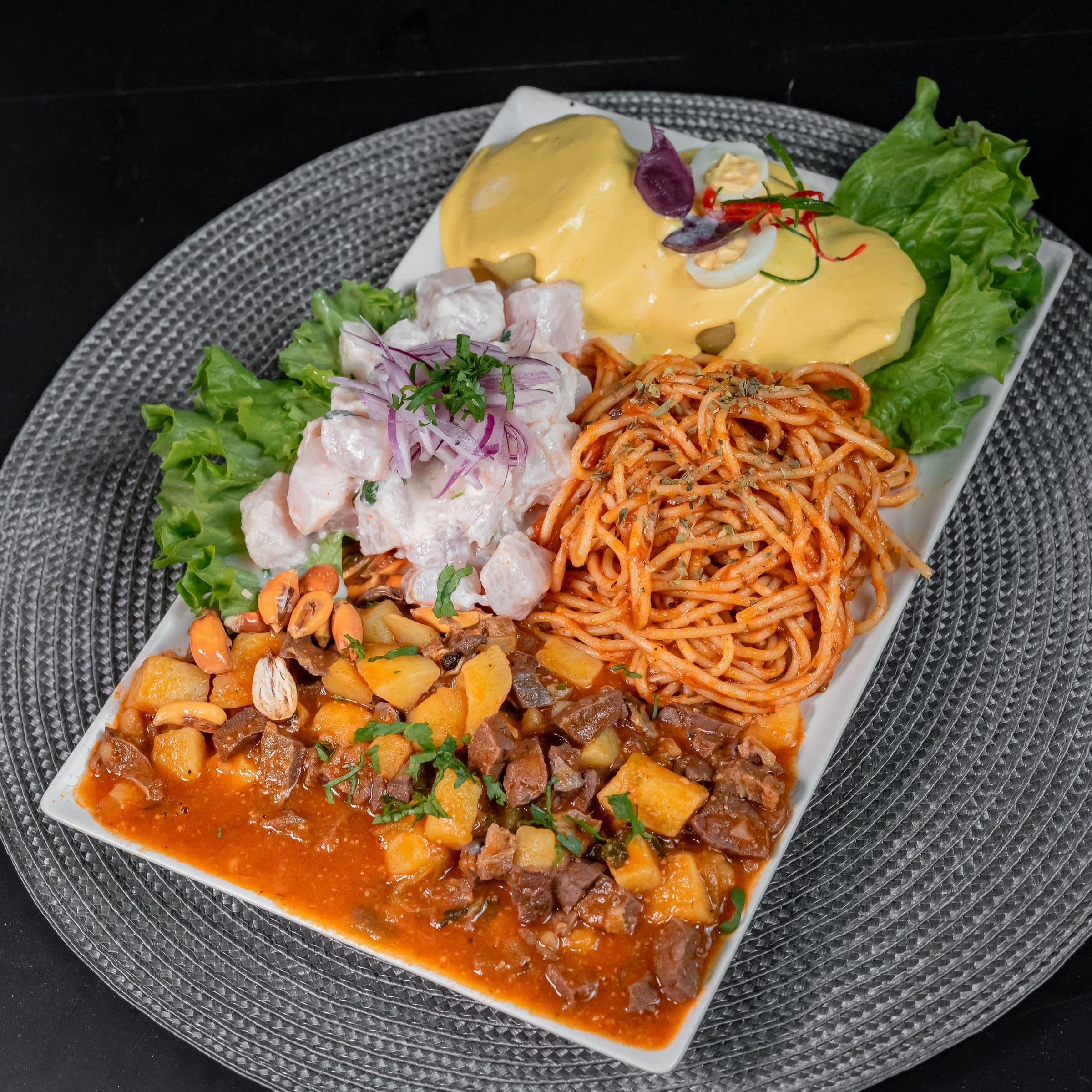 Combinado Bitute con ceviche, tallarines, papa a la huancaína y chanfainita