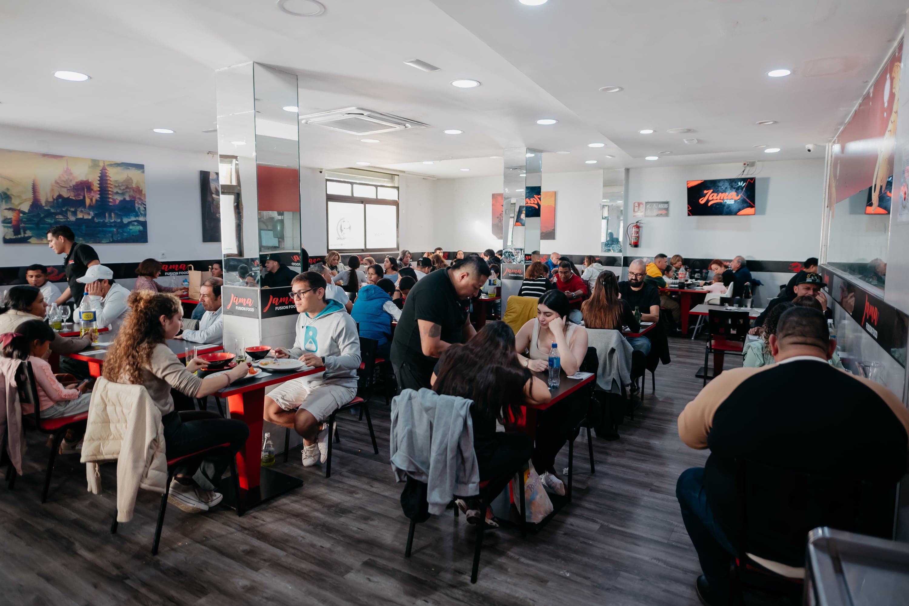 El comedor, preparado para compartir la mesa