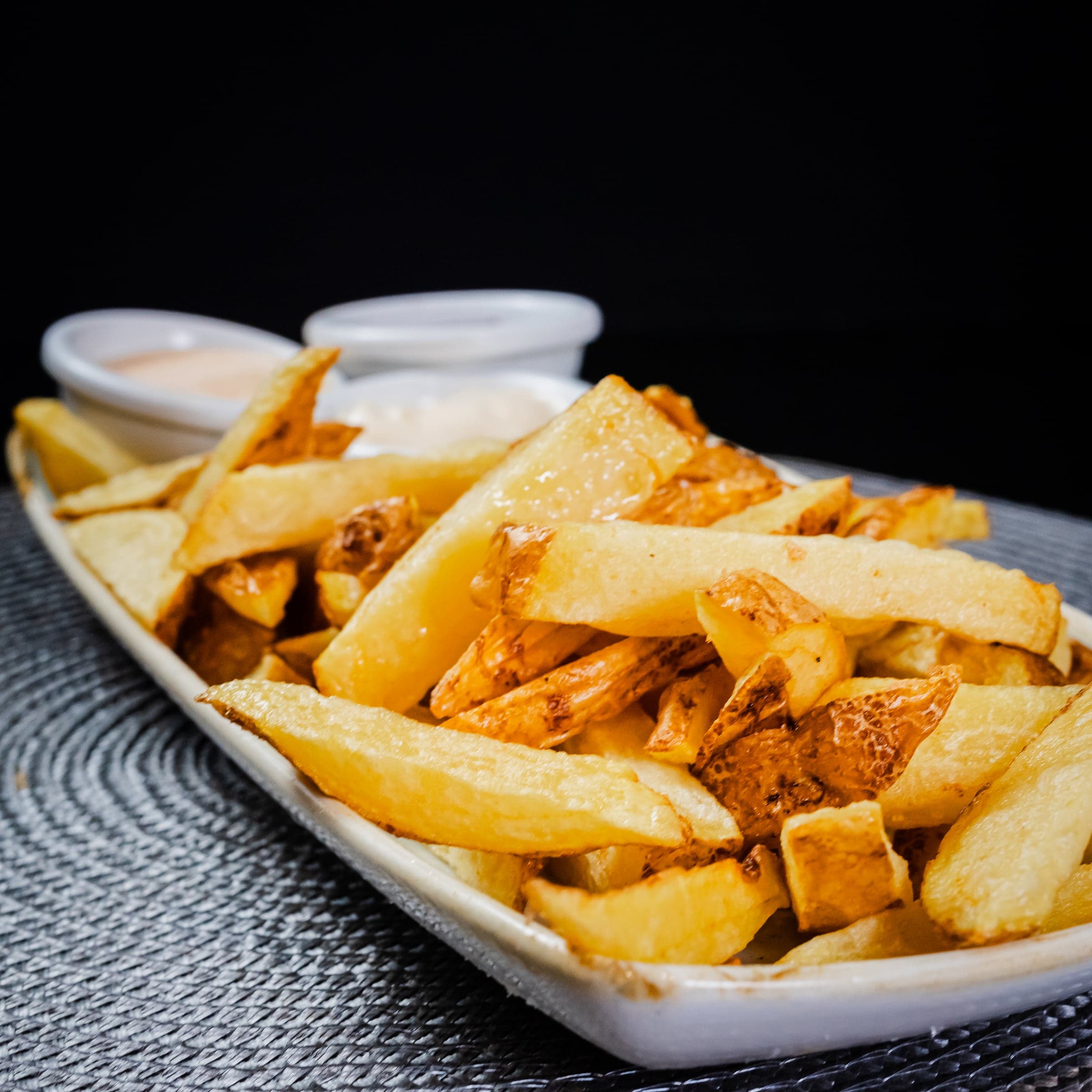 Patatas fritas con tres salsas
