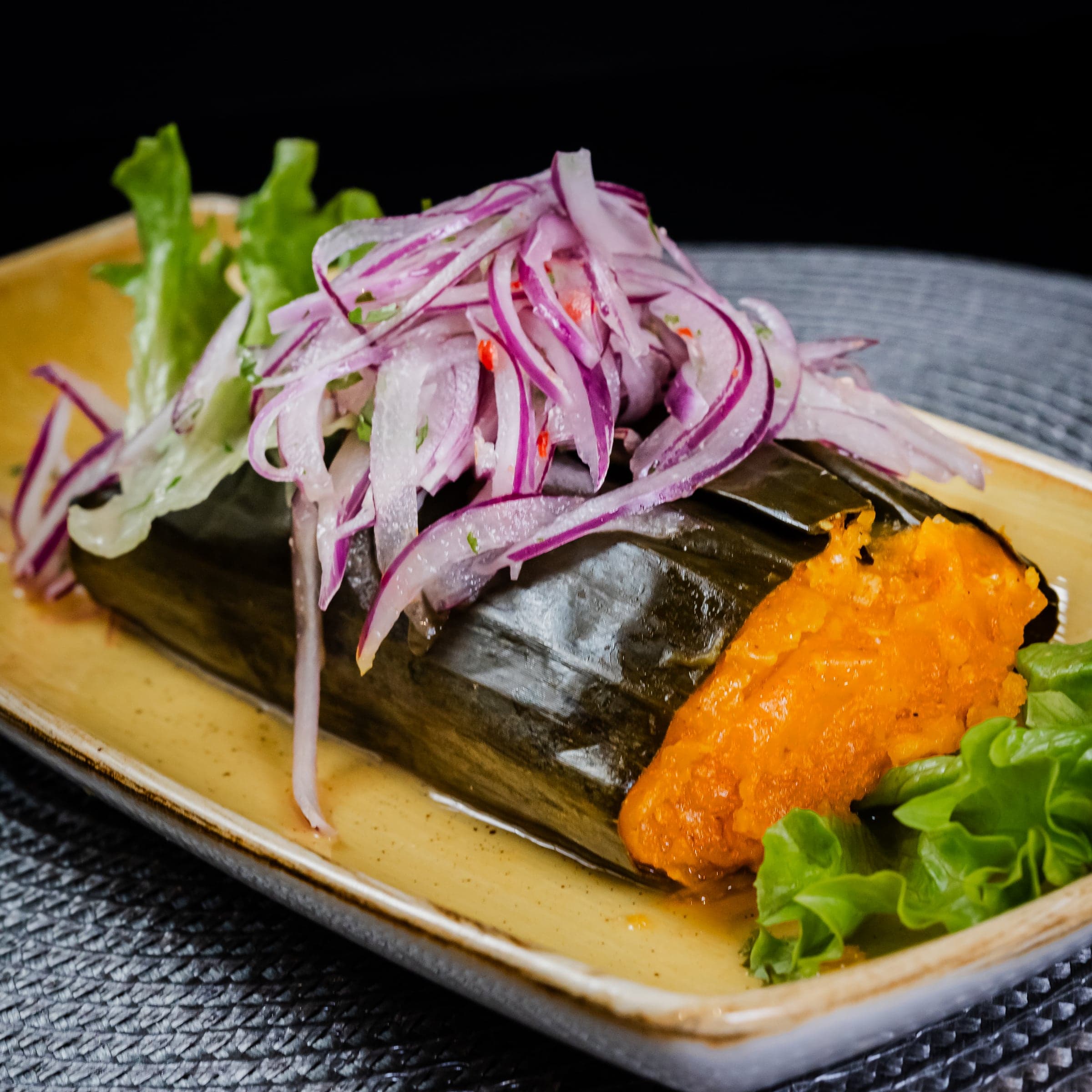 Tamal criollo con sarsa de cebolla