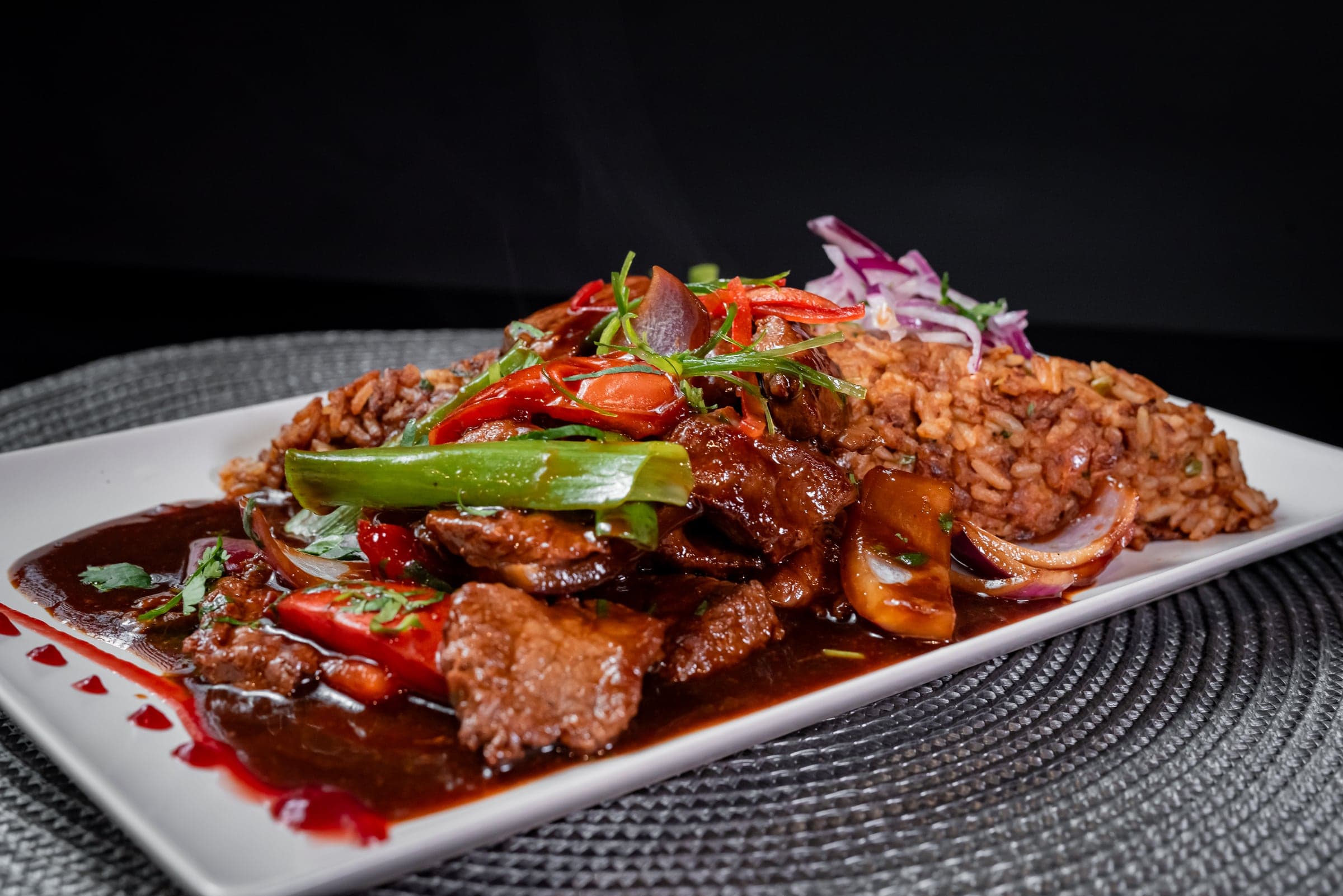 Ternera con verduras: ternera al wok con champiñones, pimiento y cebolla china